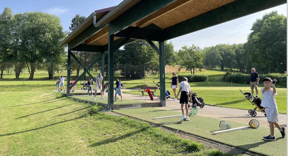 Passage des drapeaux à l'école de golf 